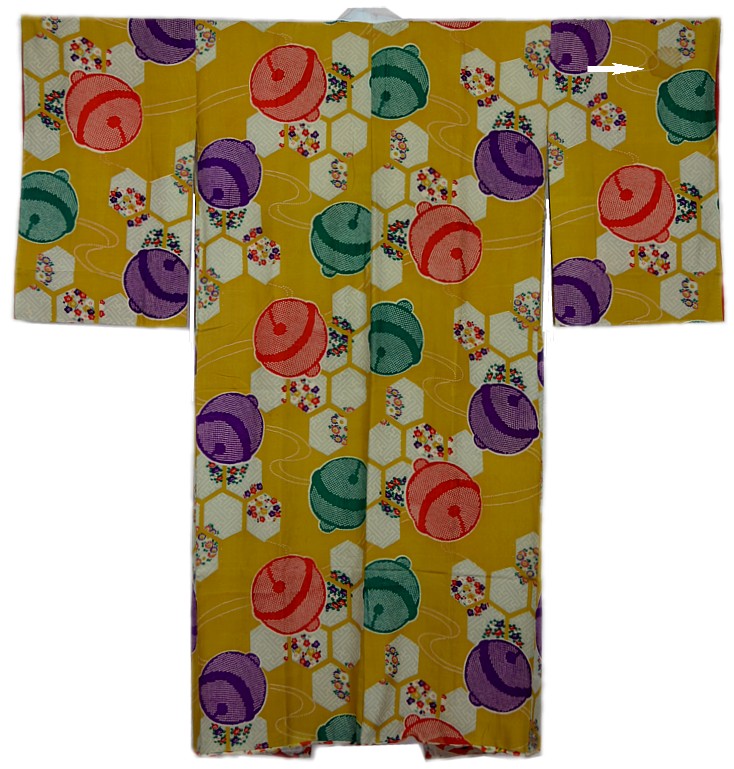 старинное японское женское кимоно - пятнышко на рукаве у плеча