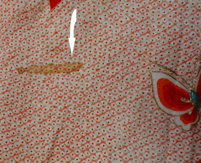 небольшие пятнышки на ткани антикварного кимоно