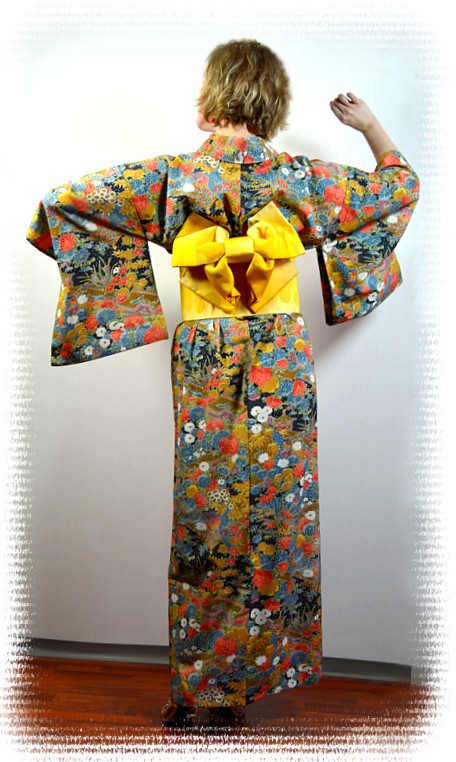 японское традиционное кимоно и пояс оби