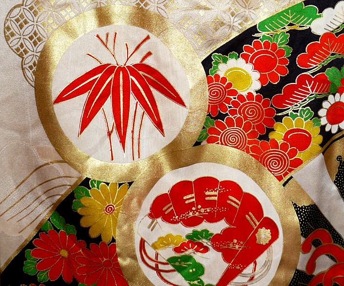 деталь росписи и золочения на шелке японского старинного женского кимоно