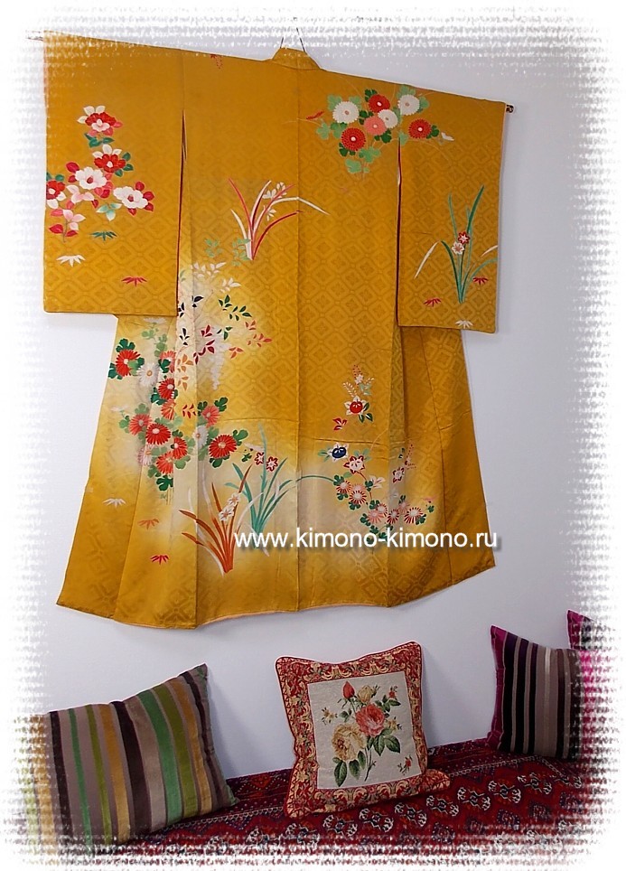 японское традиционное женское шелковое кимоно